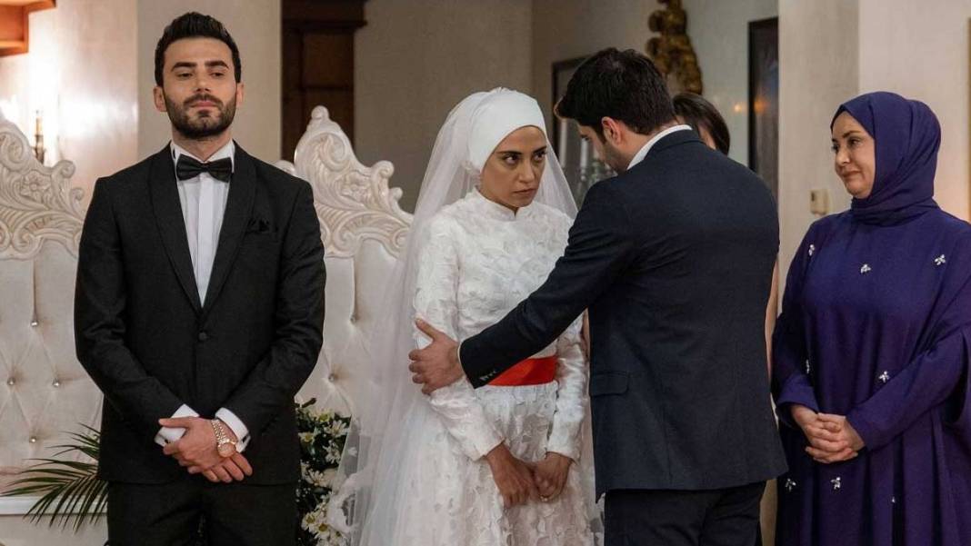 Kızılcık Şerbeti'nde olay bölüm! Yatak sahnesi saç baş yoldurttu! İzleyiciler ağzı açık izledi 1